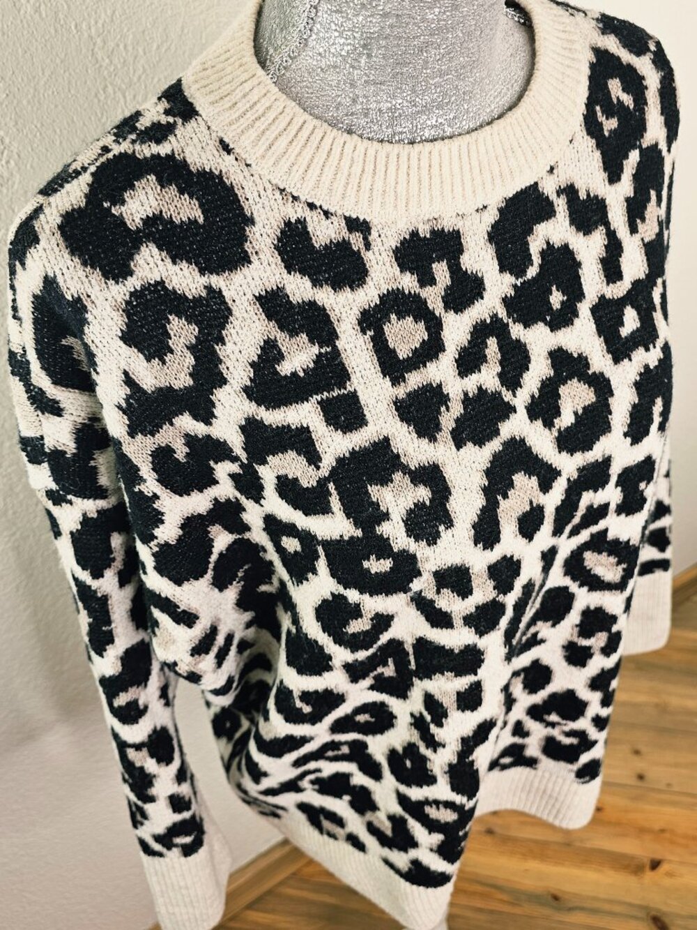 Vince Camuto Leopard Cheetah Print Crew Neck Sweater Size Medium